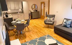Urban Living'S - The Burley Luxury City Apartment